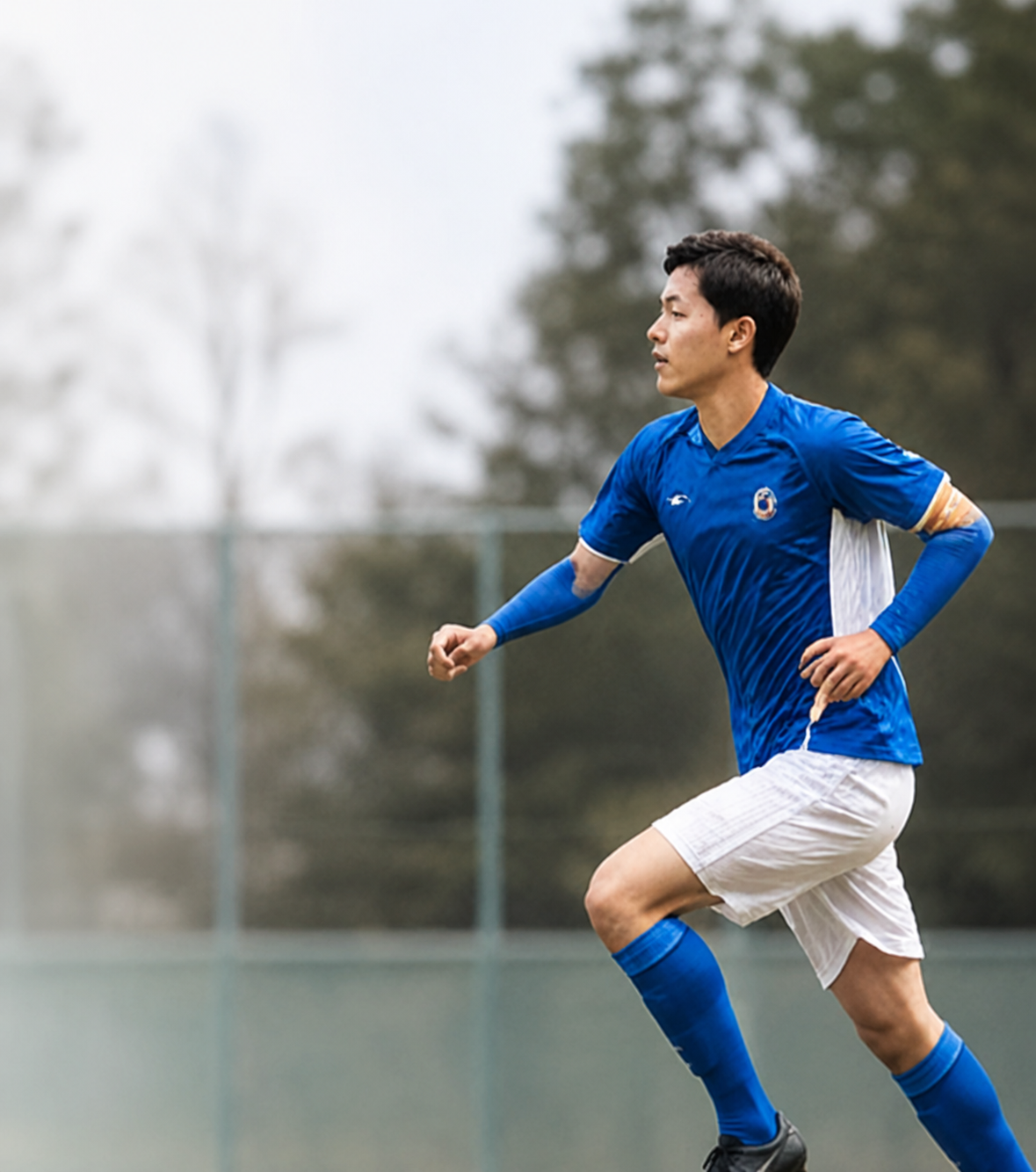 サッカーをする学生